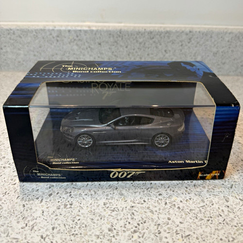 Minichamps james bond - james,